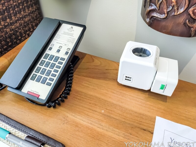 リビングの電話と電源タップ