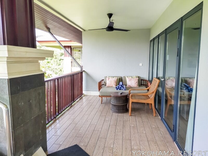 テラスに置かれたソファーとテーブル