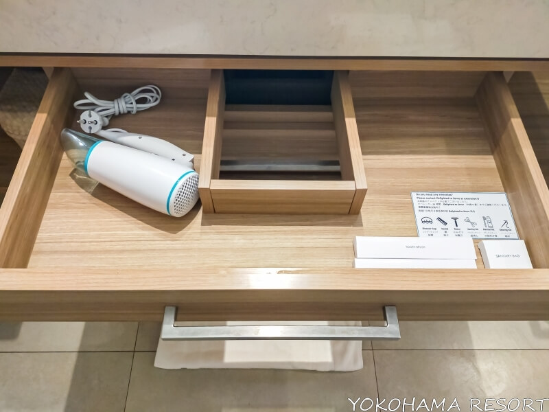 洗面台の引き出しにドライヤーとアメニティ