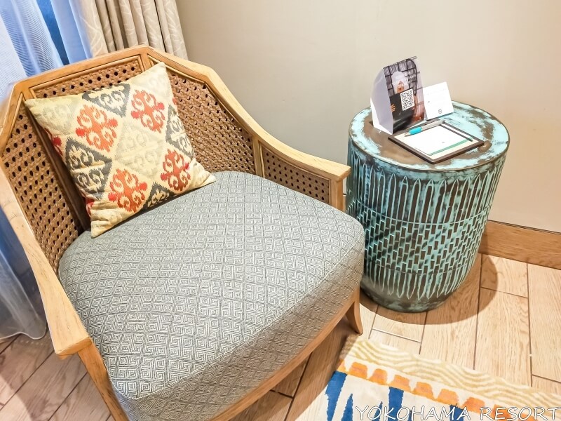 リビングの1人掛けソファーとテーブル