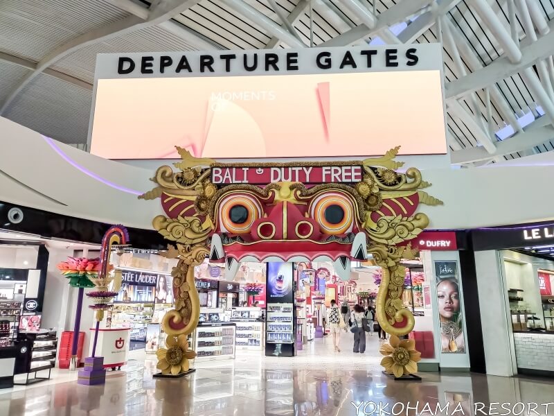 デンパサール国際空港の出発ゲート