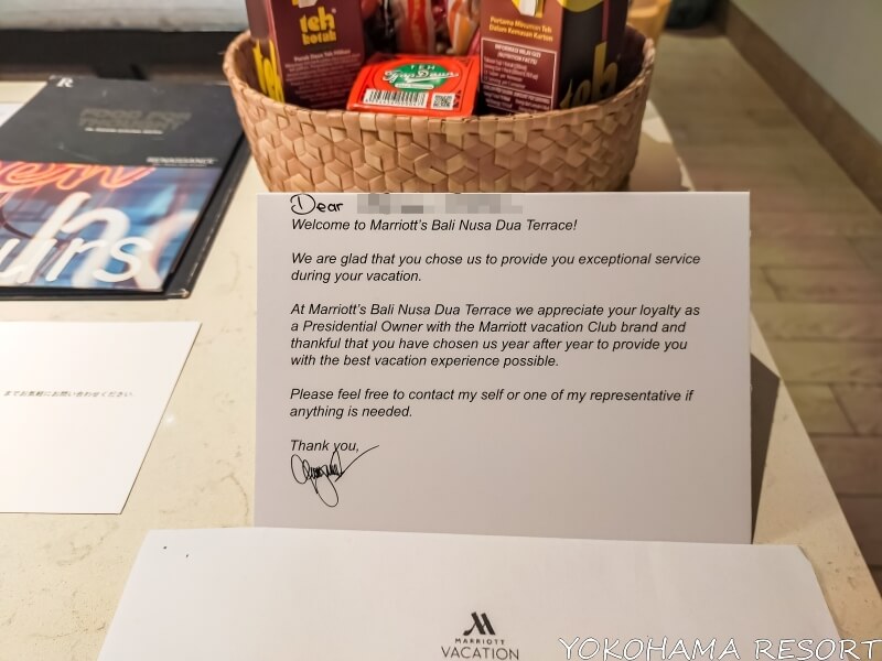 ダイニングテーブルに置かれた英語のメッセージ