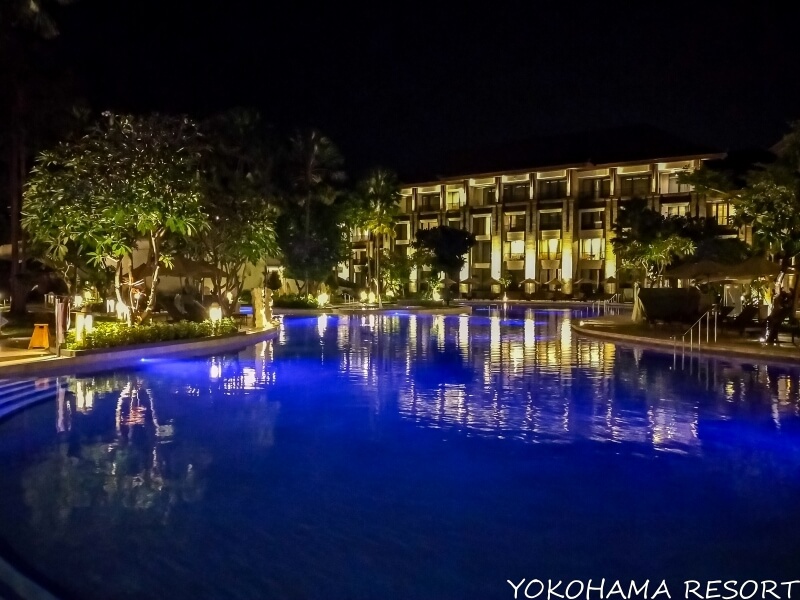 夜、ライトアップされたウエストプール