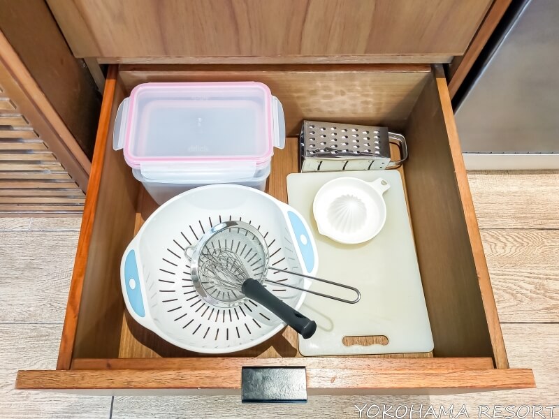 タッパー、ザル、泡立て器、まな板、レモン絞り器、チーズグレーター