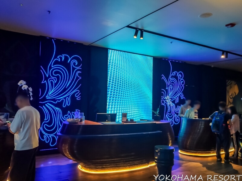 フロントデスク（夜）