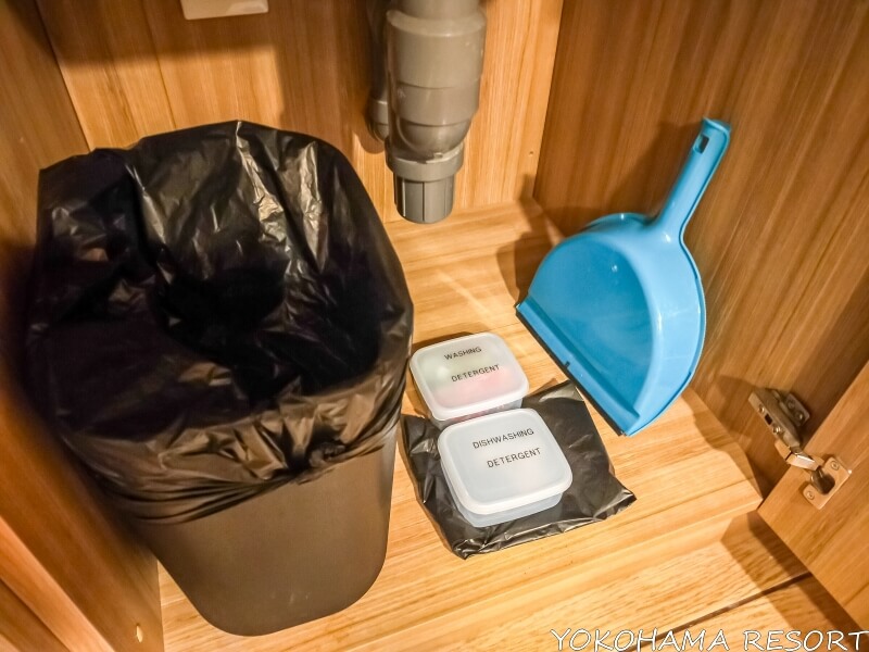 ゴミ箱、ほうきとちりとり、食洗器の洗剤