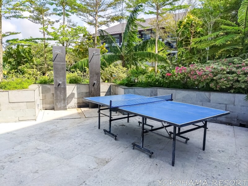 プールサイドの卓球台