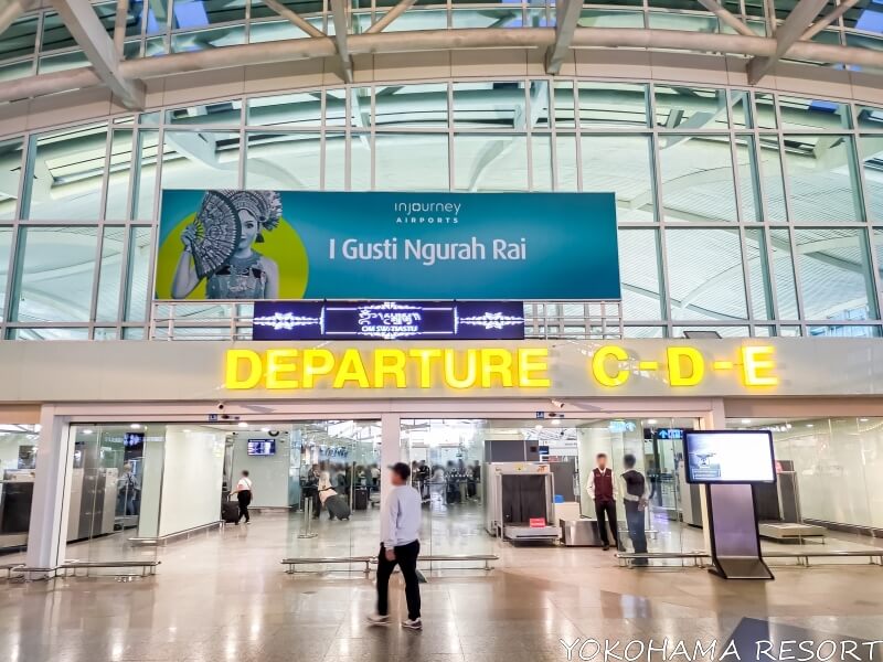 デンパサール国際空港の出発フロア