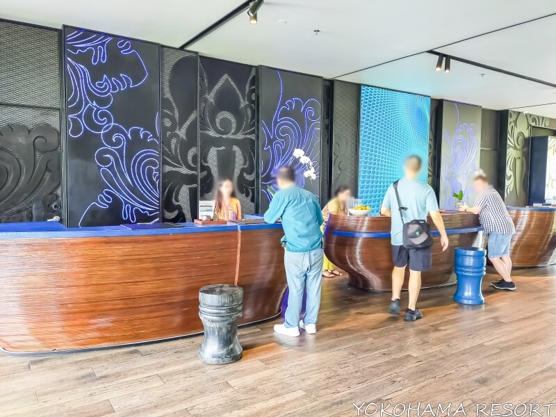 フロントデスク（昼間）