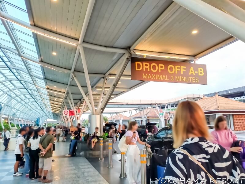 デンパサール国際空港の送迎車乗降エリア