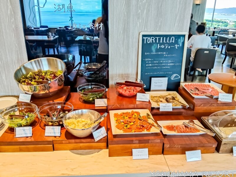 サラダバーとハムコーナー