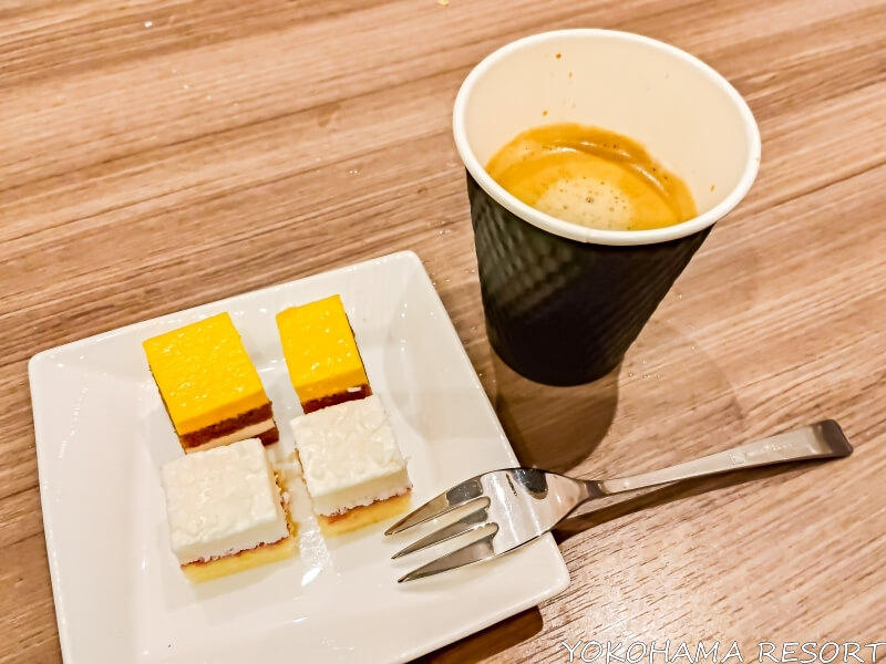 ミニケーキとコーヒー