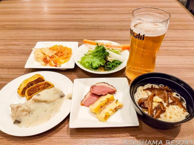 さらに取り分けた料理とビール