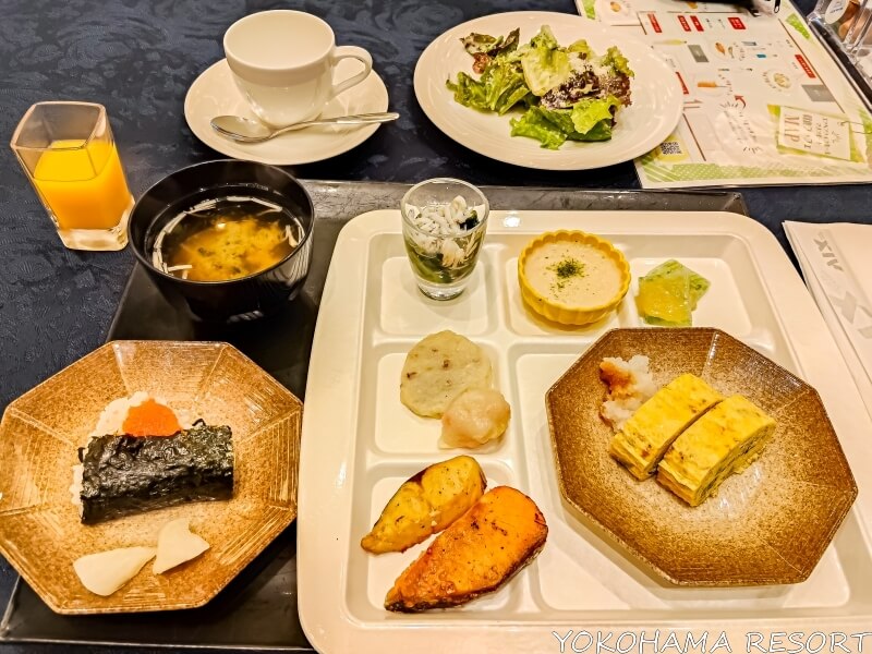 皿に盛り付けた料理