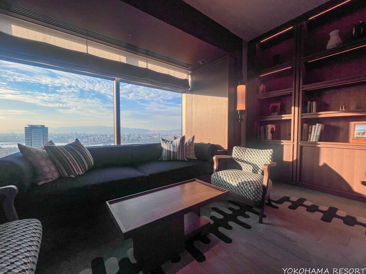 窓際のソファー席