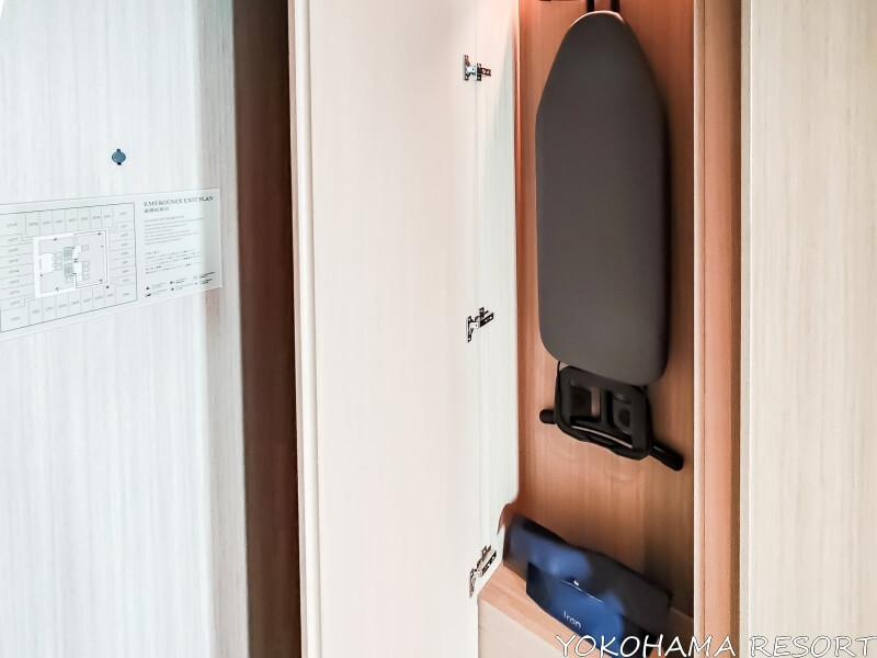 物入れのアイロンとアイロン台