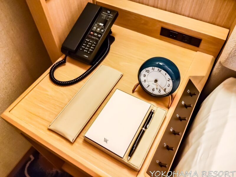 ベッドサイドテーブルの時計