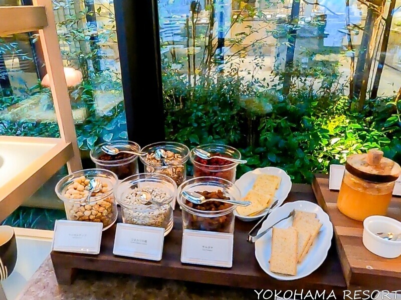 クラッカー、ドライフルーツとナッツ類