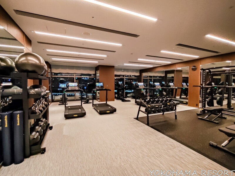 フィットネスセンターのマシーン