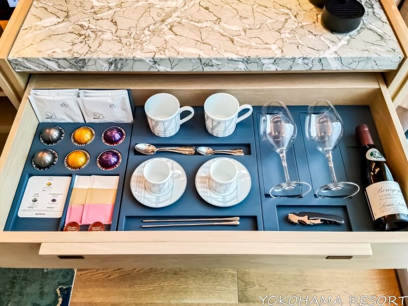 ミニバーのティーバッグ、コーヒーカプセル、カップ、グラス、ワイン