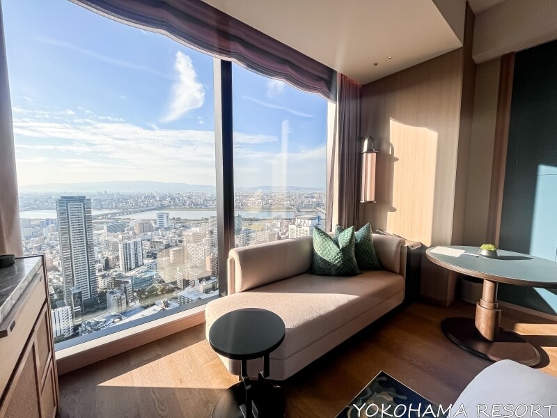 窓際のソファーと眺望