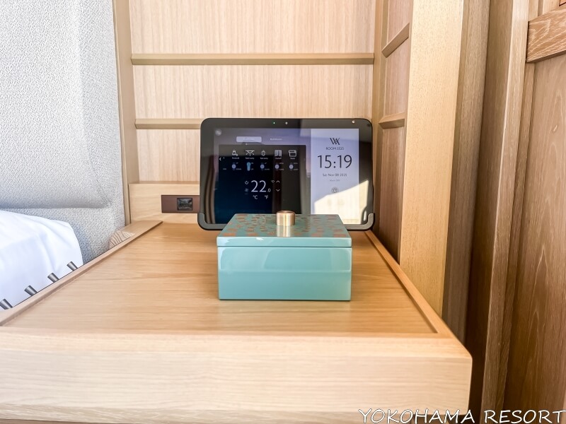 ベッドサイドテーブル