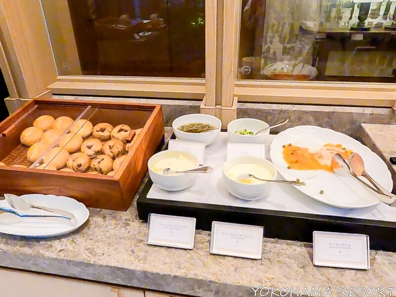 ベーグルとサーモンマリネ