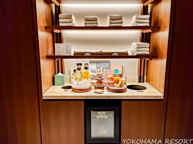 タオル、デトックスウォーター、果物