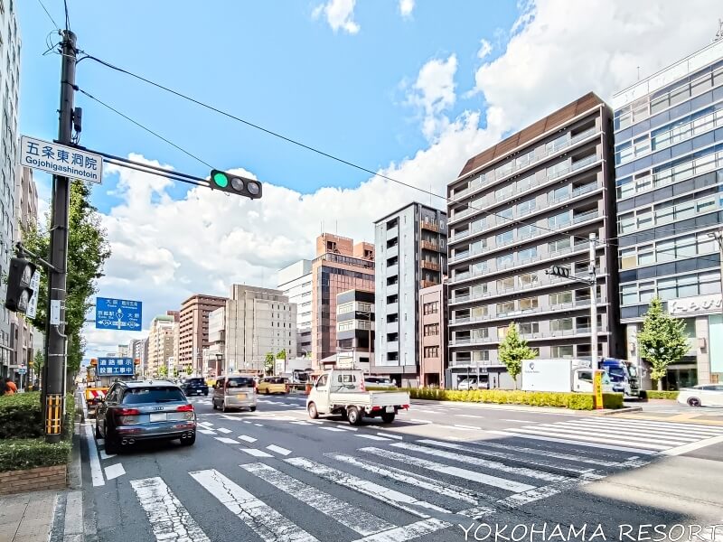 交差点向かい側から見たトラディモ京都五条の外観
