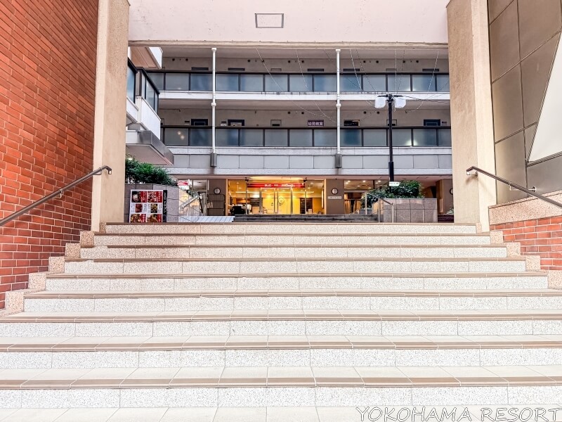 東京ビュック入口階段の先にフロントデスク