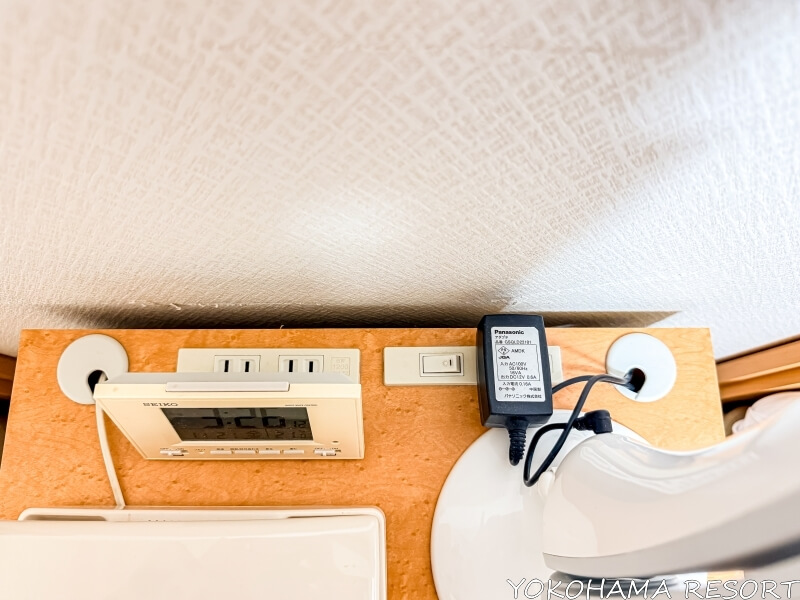 東京ビュック ツインルームのベッドサイド