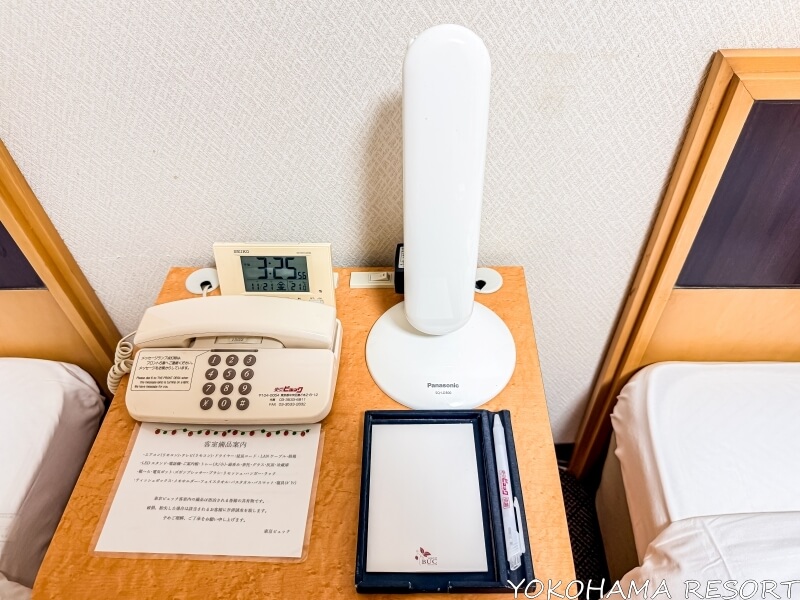 東京ビュック ツインルームのベッドサイド