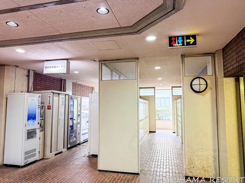 東京ビュック2階のトイレとロッカー