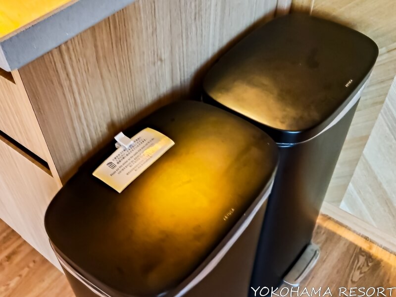 大きなゴミ箱２つ