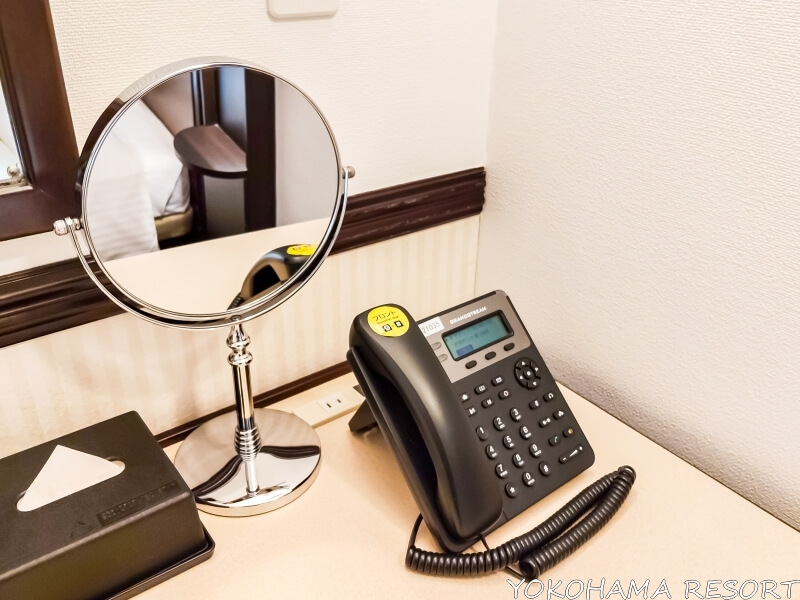 デスクの上の電話と拡大鏡