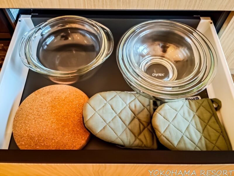 大小さまざまな大きさのボウル、鍋敷き、ミトン