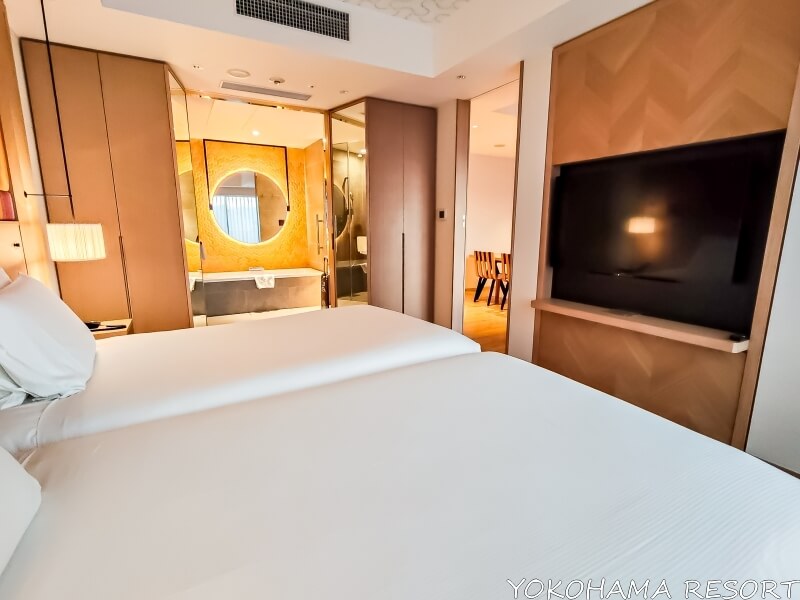 マスターベッドルームと奥のバスルーム