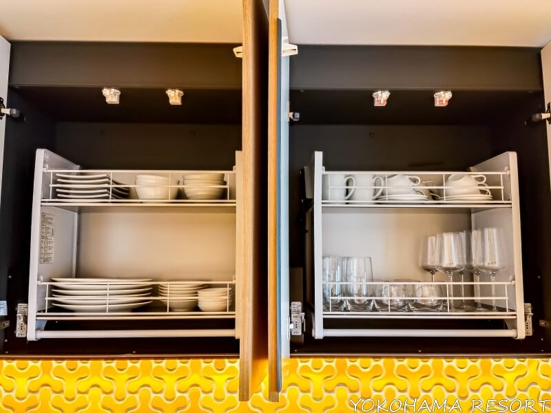食器類がそろっているスイングダウンキャビネット