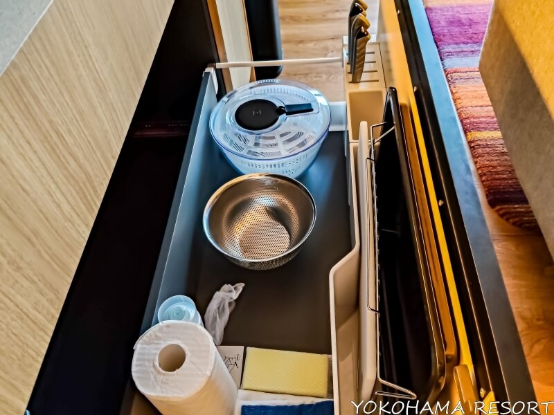 ザル、包丁、まな板、キッチンペーパー、食器用洗剤、スポンジ