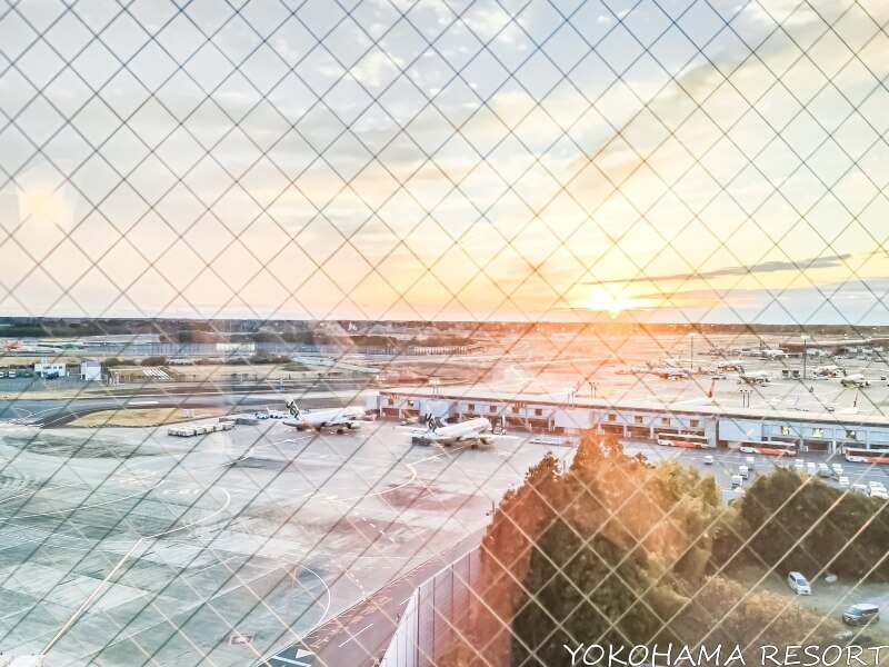 朝日に照らされる成田空港第3ターミナル