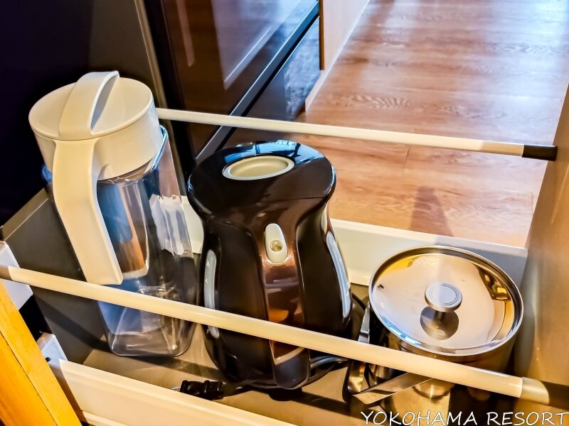 電気ケトルとアイスペール。ウォーターピッチャー