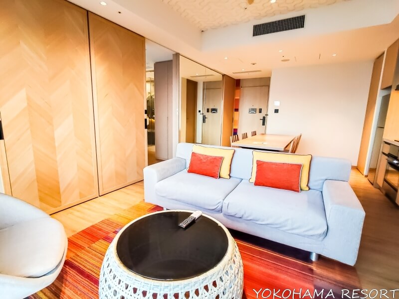 窓側から見たリビングルーム