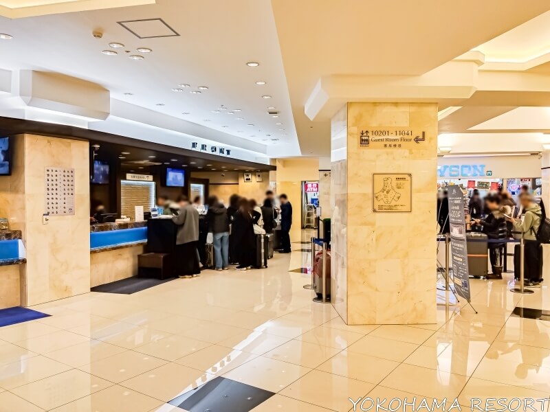 チェックインで混みあう夜のフロント