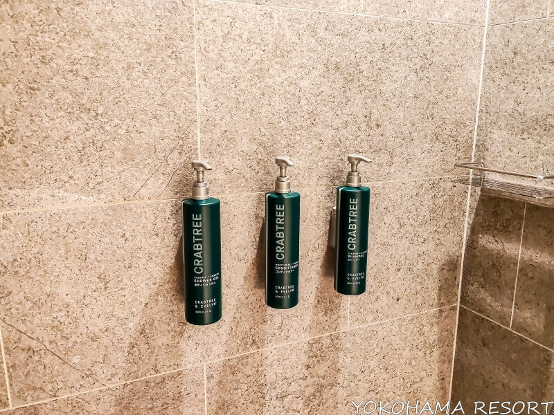 シャワーブースのシャンプー、コンディショナー、ボディウォッシュ