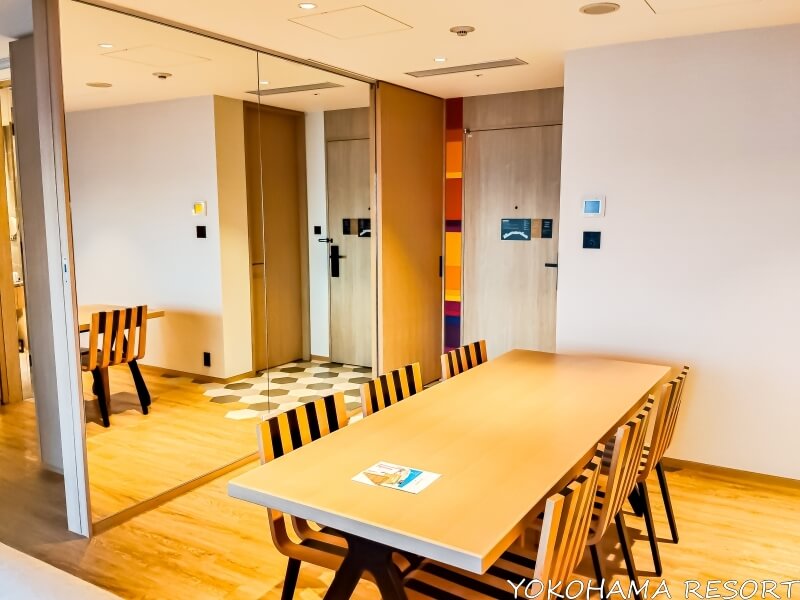 ６人掛けのダイニングテーブルが置かれたダイニングエリア