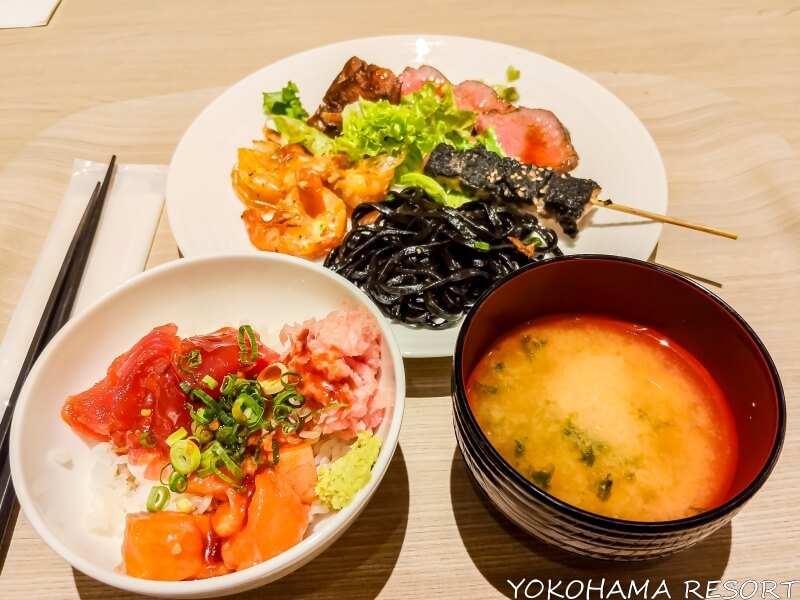 さらに盛り付けた料理