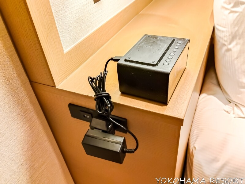 ベッドサイドのアラーム時計