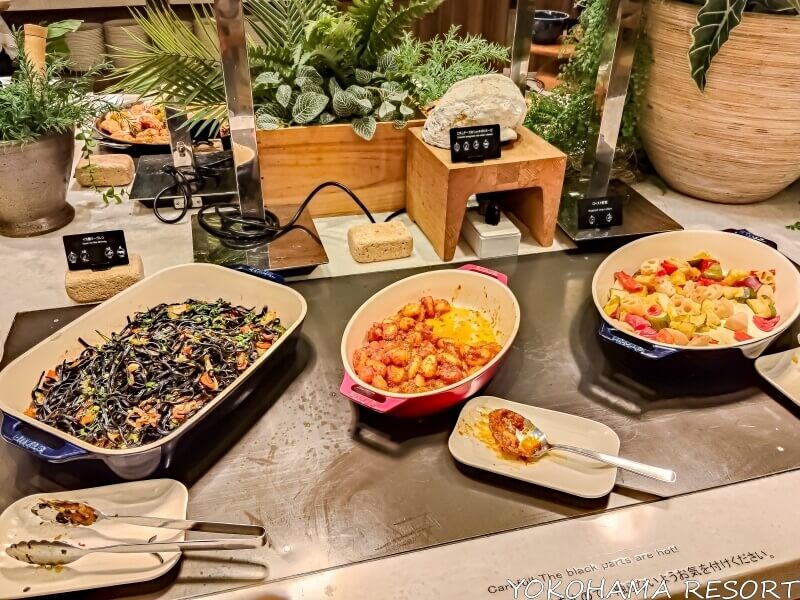 イカ墨ミーゴレン、エダムチーズのニョッキボロネーゼ、ロースト野菜　