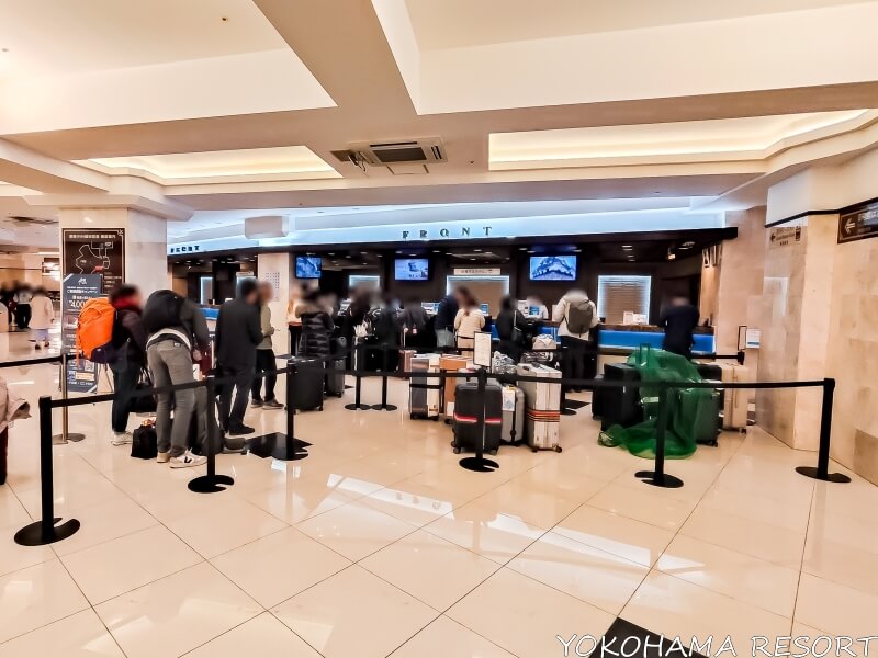 チェックインで混みあう夜のフロント