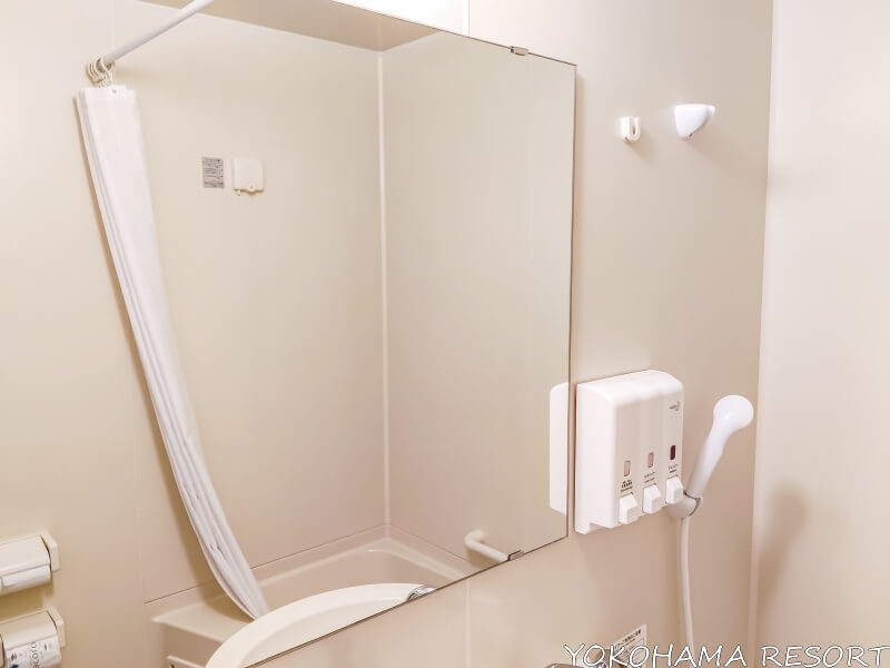 浴槽の鏡とシャンプー類